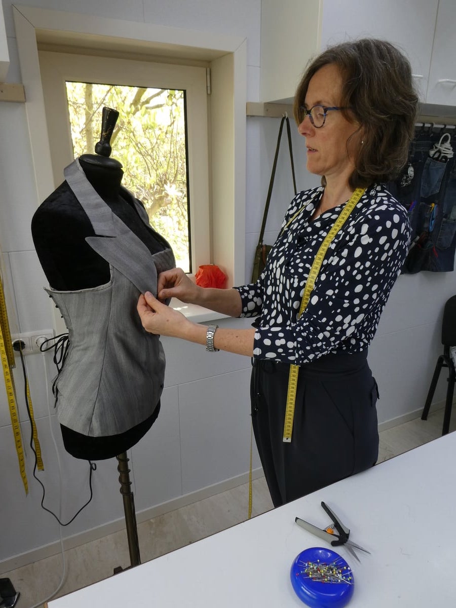 Ina Lubbers past een kledingstuk af