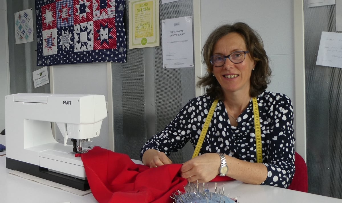 Ina Lubbers in het atelier