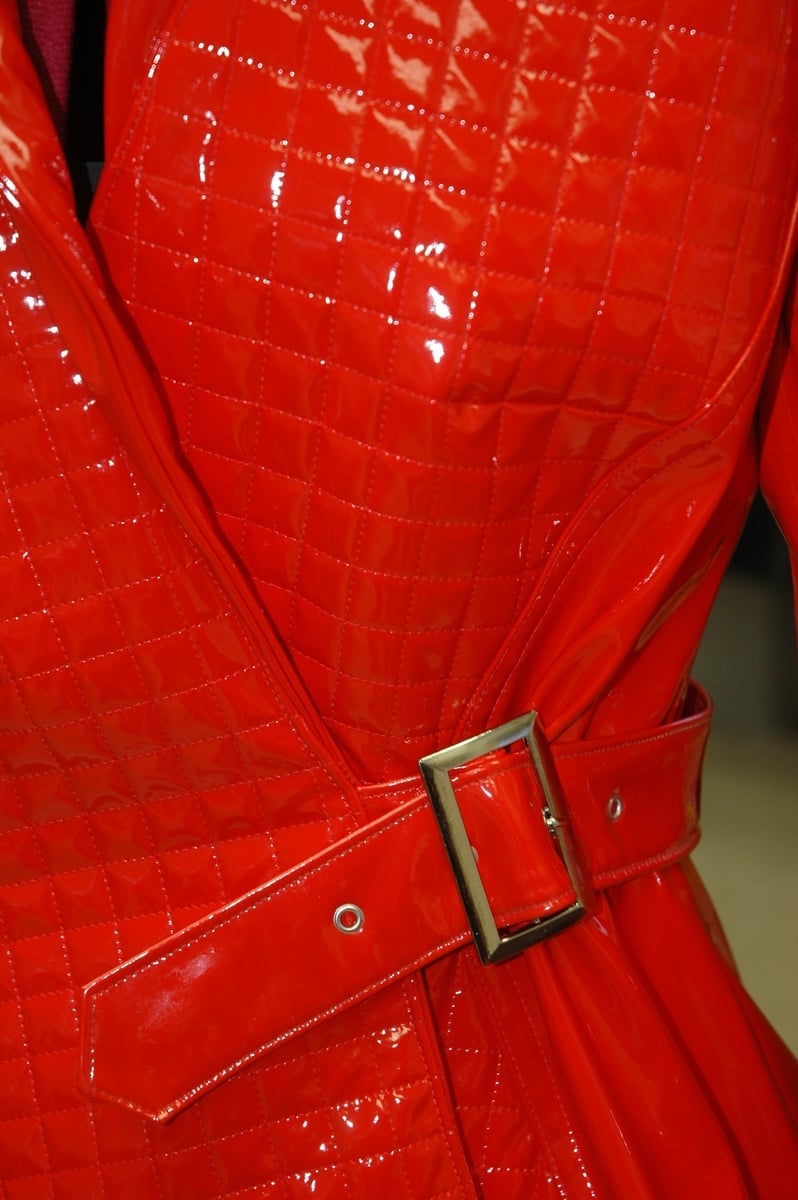 Detail van een rode jas