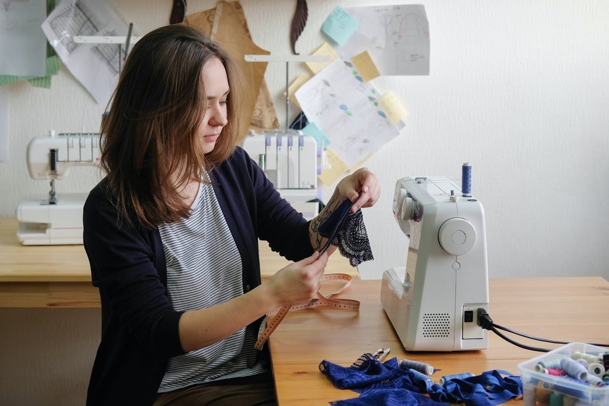 Stoffen en naaiwerk in het atelier